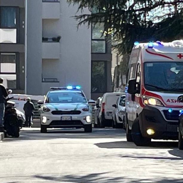 Varese, scontro tra un'auto e uno scooter in via Sanvito: ventunenne ferito
