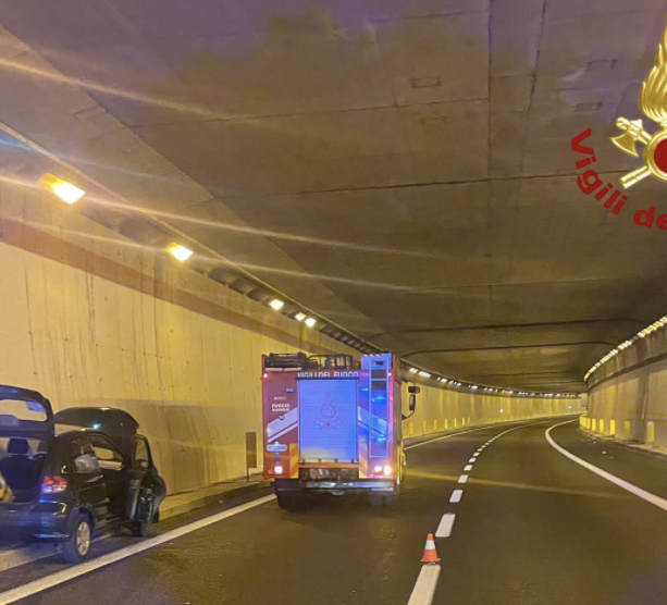 Auto finisce contro il muro della galleria: ragazza di 21 anni ferita sulla 336 di Malpensa