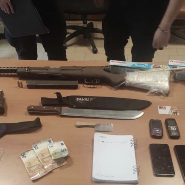 FOTO. Nei boschi della droga spunta un arsenale: armi, munizioni e machete sequestrati dai carabinieri
