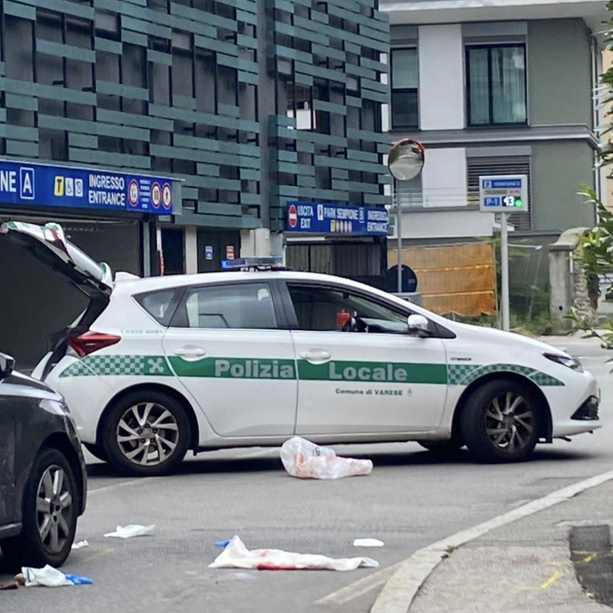 Pedone investito in centro a Varese di fronte all'autosilo di via Sempione