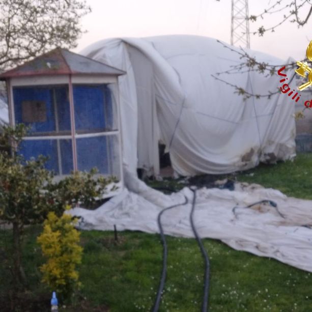 FOTO. Mongolfiera cade sui cavi dell'elettricità: due feriti e paura nel Comasco
