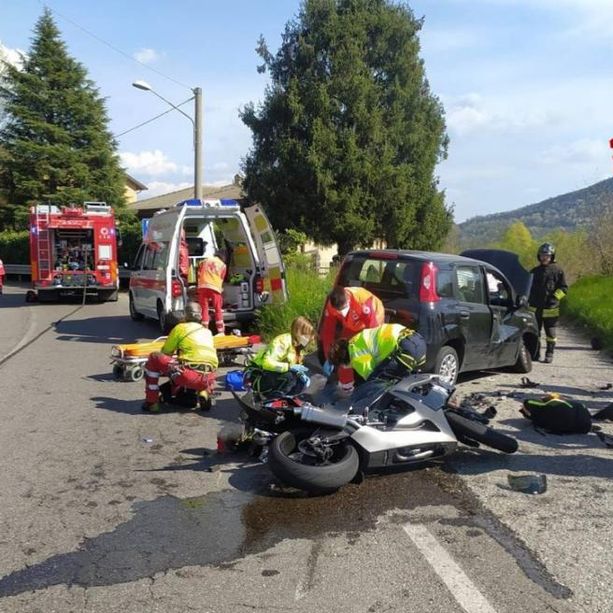 Schianto mortale tra un'auto e una moto a Laveno: la vittima è l'imprenditore di Monvalle Mauro Nangeroni
