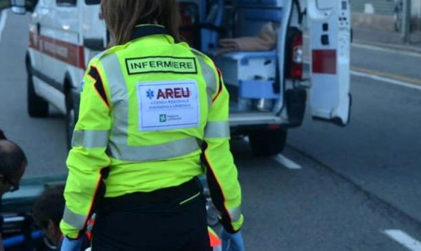 Varese, scontro tra un'auto e una moto in via Carcano: ferita una donna