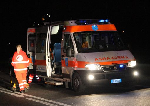 Marchirolo, quindicenne in moto si schianta contro un'auto e finisce al pronto soccorso