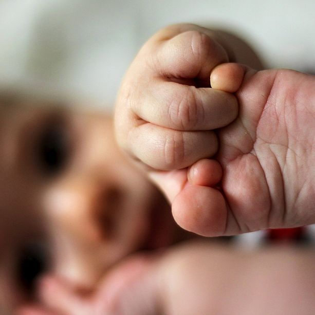 Induno Olona, il bimbo ha fretta di nascere: mamma partorisce davanti alla farmacia