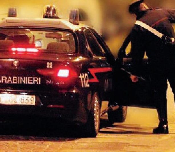 Sale sulla sua auto e trova due uomini che le puntano un coltello e la rapinano: due arresti a Gorla Minore