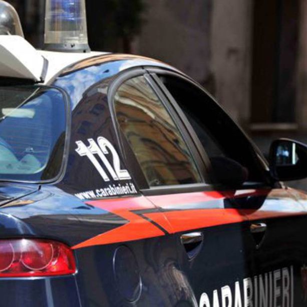 Marchirolo, incappucciato e con una pistola rapina una sala slot e scappa