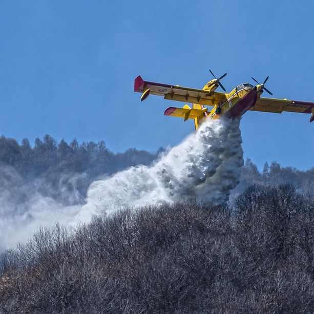 Il vento alimenta gli incendi. Bosco in fiamme nel Luinese, in volo anche i Candair