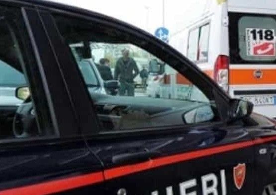 Follia in centro a Luino: cinquantenne aggredito al bar con una ginocchiata in faccia e preso a calci e pugni