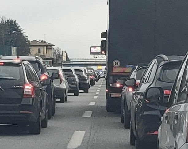 Incidente in Autolaghi, ferita una ragazza di 23 anni. Code di un chilometro verso Varese