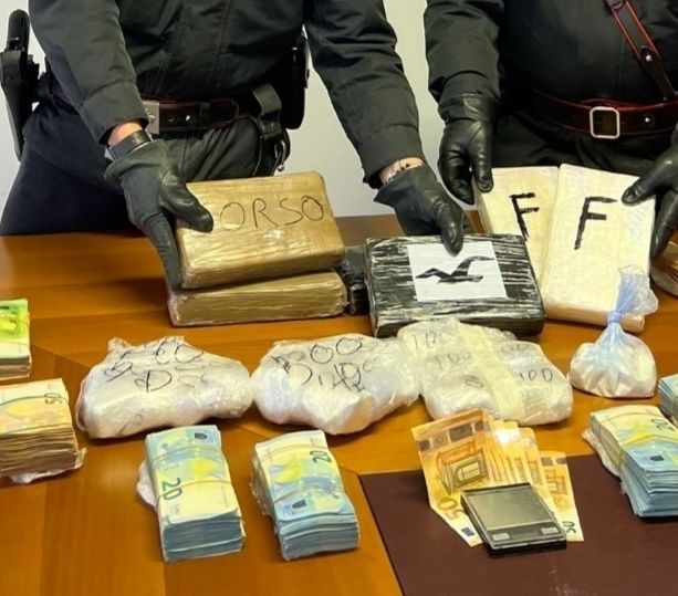 A passeggio con la cocaina per Castellanza. I carabinieri arrestano un uomo con 8 chili di droga