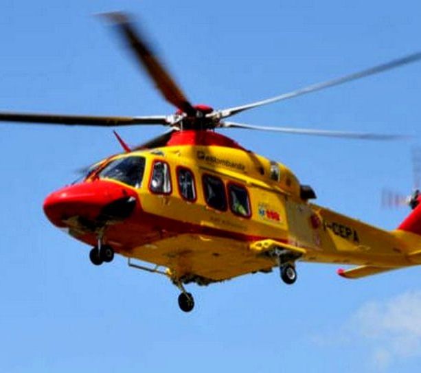 Pomeriggio da dimenticare sulle strade della Valceresio: ferito un motociclista sulla Provinciale 61, pedone investito a Besano