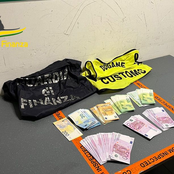 In vacanza con oltre 400mila euro in contanti in valigia: per tre passeggere scoperte a Malpensa scatta il maxisequestro