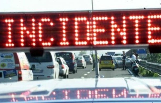 Ennesimo incidente in Autolaghi: sei feriti in uno scontro tra auto e ancora code