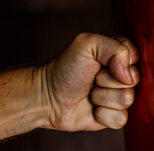 Minacce e aggressioni ai genitori per avere i soldi: un arresto a Castiglione Olona