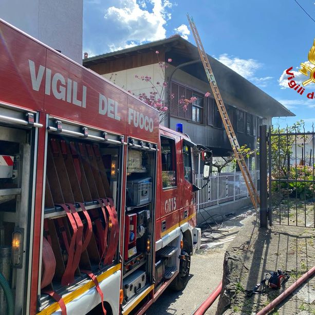 FOTO E VIDEO. Villetta in fiamme a Casalzuigno, intervento in forze dei vigili del fuoco. Il sindaco &quot;soccorre&quot; i vicini di casa