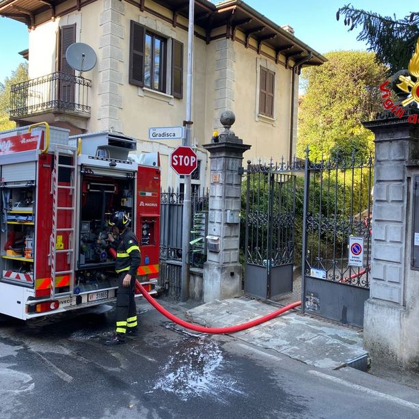 FOTO. Varese, brucia appartamento in via Gradisca: una donna intossicata dal fumo finisce al pronto soccorso