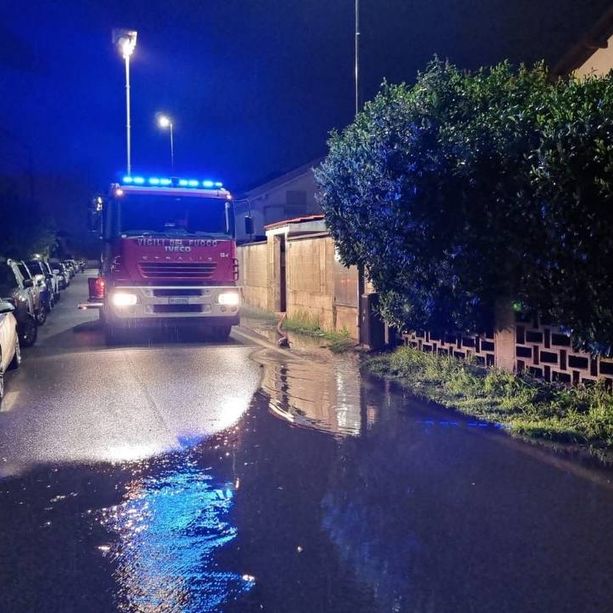 Allagamenti, crolli e piante cadute: nella notte une ventina di interventi dei vigili del fuoco in tutto il Varesotto  per il maltempo