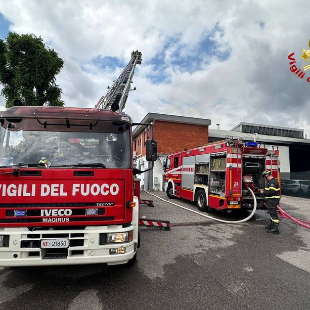 Fiamme in un'officina di Ceriano Laghetto. Incendio e colonna di fumo visibile dal Varesotto