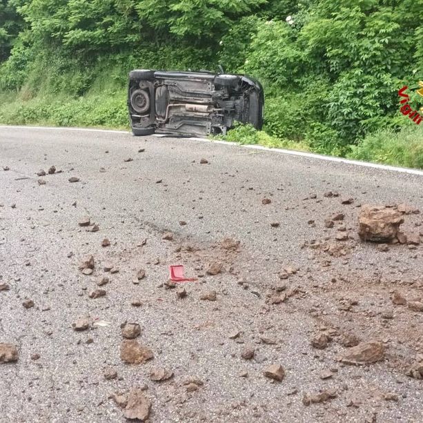 Frana sulla Provinciale 43 tra Grantola e Cunardo: auto colpita, viabilità interrotta