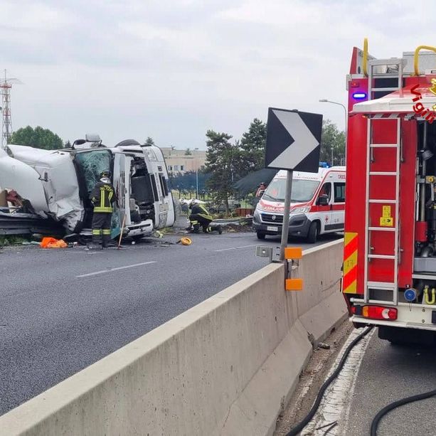 FOTO. Autocisterna si ribalta in autostrada: paura sul raccordo tra Autolaghi e 336 di Malpensa e svincolo chiuso