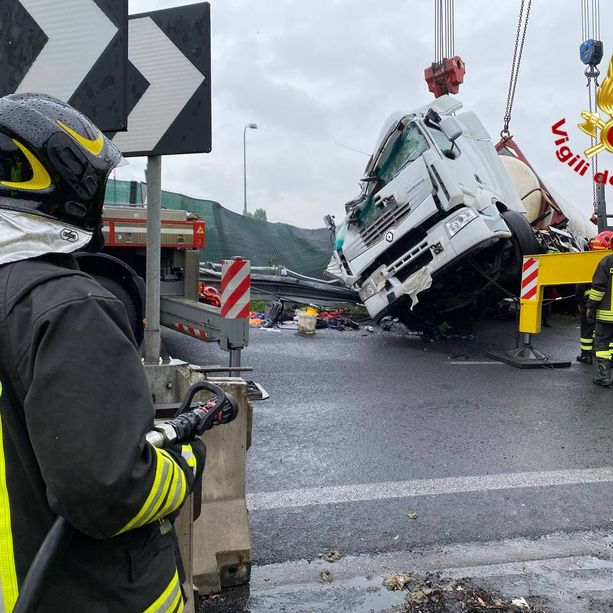 FOTO. Rimosso il camion ribaltatosi in Autolaghi: il raccordo per Malpensa ancora chiuso