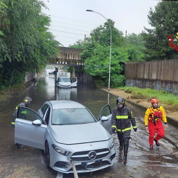 FOTO. Nubifragio colpisce il basso Varesotto. Automobilisti intrappolati nel sottopasso allagato salvati dai vigili del fuoco