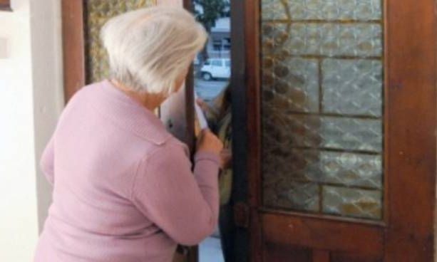 «Attenzione, stanno facendo dei furti». Finti poliziotti entrano in casa e cercano di truffare un'anziana