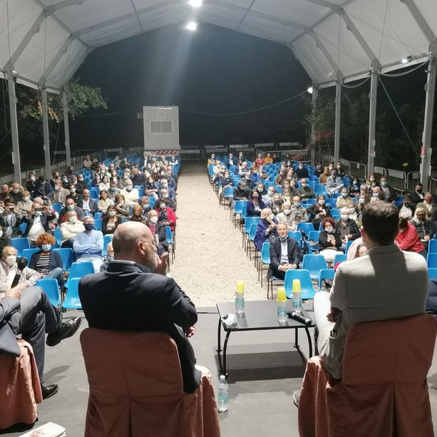FOTO E VIDEO. A Varese Stefano Bonaccini spiega, davanti a Maroni, come battere la Lega