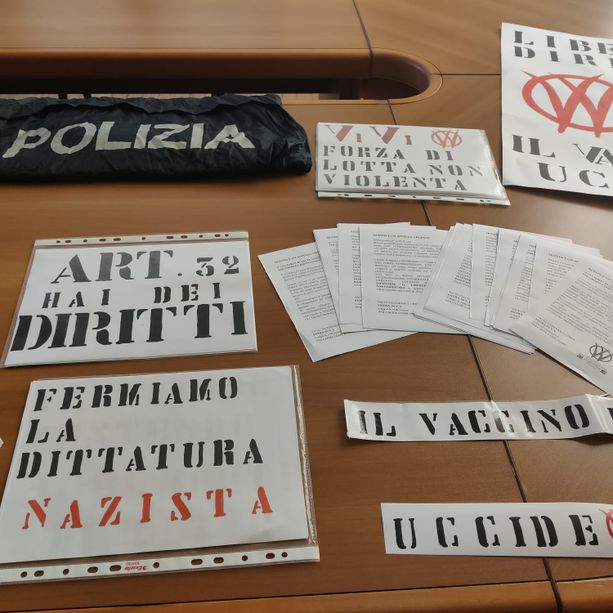 FOTO E VIDEO. Scritte no vax a Varese, la Digos denuncia due persone legate a V_V