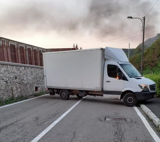 Base Blu di nuovo nel mirino dei ladri, furto da film per migliaia di euro al magazzino della boutique varesina