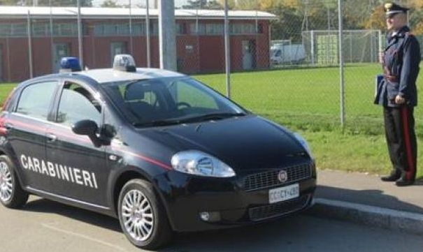 Prima litiga con la convivente, poi tenta il suicidio sul ponte di Cairate: i carabinieri salvano lui e portano al sicuro lei