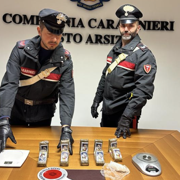 Dieci panetti di hashish nello zaino e cocaina negli slip: 48enne varesino arrestato a Busto Arsizio