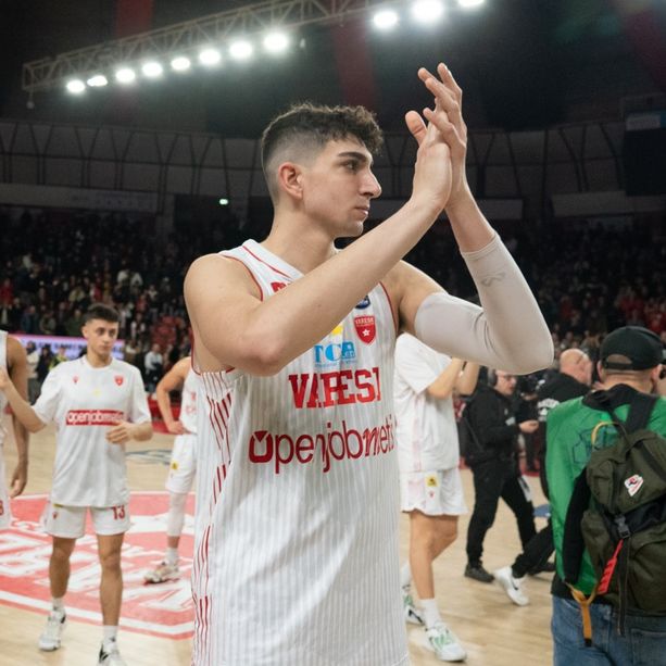 La lunga volata di Varese parte da Napoli. Derby personale per l’uomo mercato Caruso