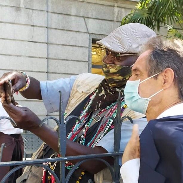 FOTO. Fontana in ospedale da Bossi e poi in centro con Barbara Bison. Ci scappa anche un selfie con Cico