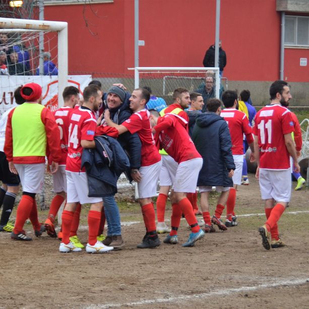 FOTO E VIDEO. Il Città di Varese ipoteca il campionato (1-0). Bettinelli: «Che attaccamento i tifosi. La squadra della città dovrebbe giocare al Franco Ossola»