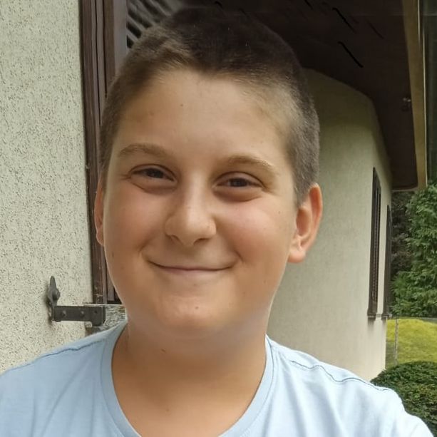 Caronno Varesino stasera si stringerà alla famiglia di Dante, morto sotto il trattore del padre: «Il tuo sorriso ci accompagnerà per sempre»