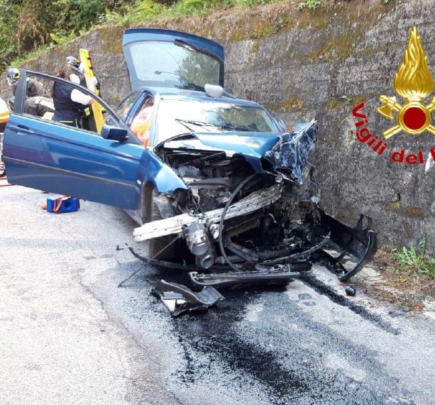 Si schianta in auto contro un muro e resta incastrato nell'abitacolo