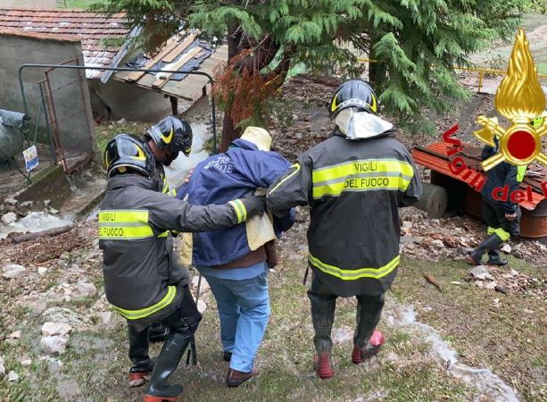 VIDEO. Nuova tempesta d'acqua: a Castelveccana i vigili del fuoco salvano due persone dalla casa invasa dal fango