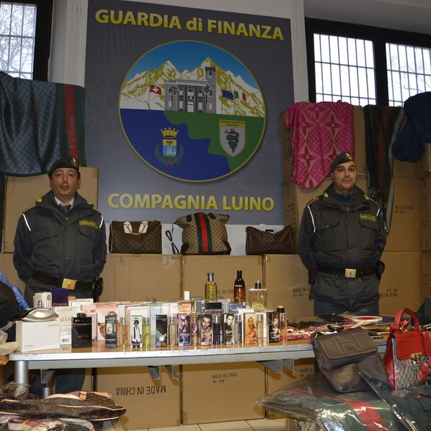 Merce taroccata sul web. La Finanza di Luino sgomina una filiera del falso: sequestrato mezzo milione di prodotti e denunciate 92 persone