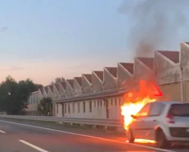 FOTO E VIDEO. Auto in fiamme sull'Autolaghi tra Solbiate e Castronno: colonna di fumo e code