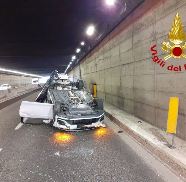Scontro in galleria sulla statale di Malpensa: auto si ribalta, quattro feriti