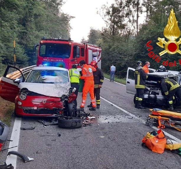 FOTO. Spaventoso frontale sulla statale della Valganna: due feriti gravi e strada bloccata