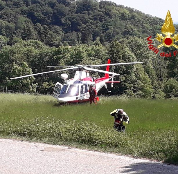 Grida di aiuto nel bosco, interviene l'elicottero dei vigili del fuoco: recuperato e portato in salvo