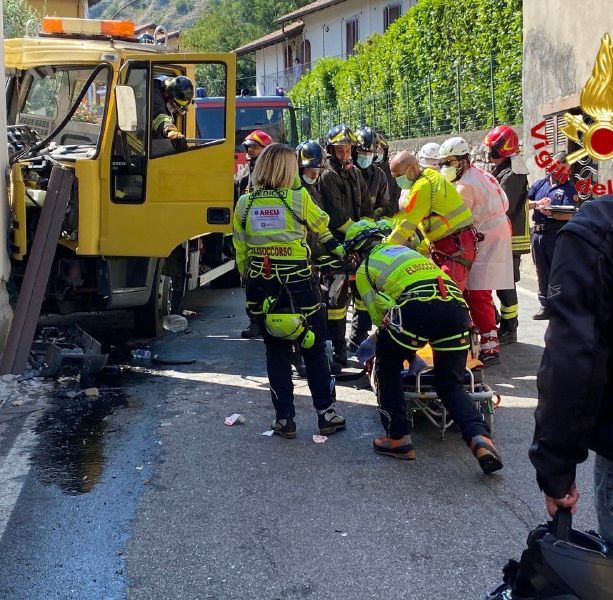 FOTO. Si schianta con il carro attrezzi contro un muro: grave il conducente