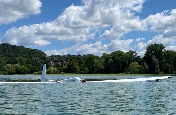 FOTO e VIDEO. Aliante cade nel lago di Varese: due persone soccorse a Calcinate del Pesce