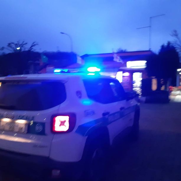 Leggiuno: la polizia locale gli intima l'alt, motociclista accelera e impenna: per lui maxi multa da 7000 euro