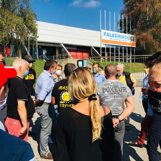 FOTO. Palaghiaccio inagibile, cresce la protesta. Monti: «Il sindaco investa subito se no qui muore tutto»