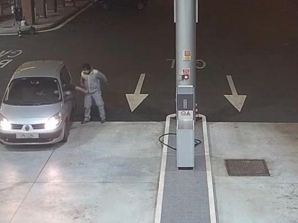 Sei colpi a mano armata in pochi giorni. La polizia cattura il rapinatore seriale delle autostrade