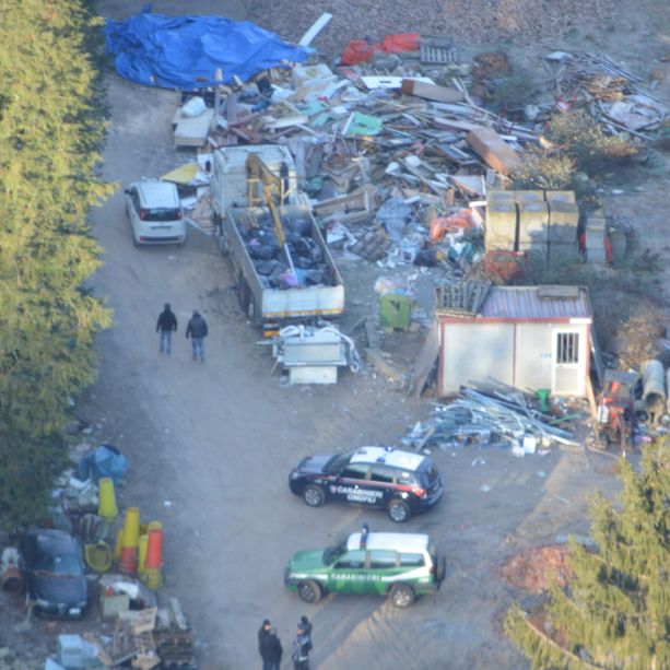 FOTO e VIDEO. Cadegliano Viconago, sequestrata discarica abusiva al confine con la Svizzera: otto persone denunciate
